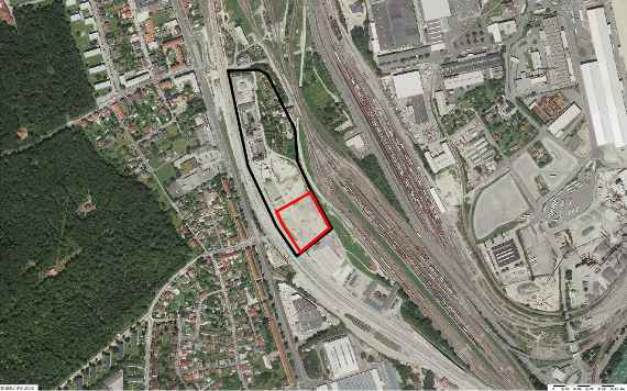 Luftbild des Altstandortes „Holzmüllerstraße“ und seiner Umgebung (Befliegung: 2009); schwarzes Polygon: Altstandort; rotes Polygon: Altlast