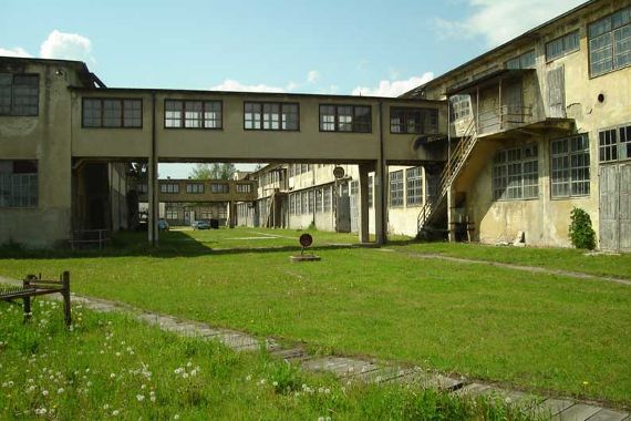 Foto einer alten Fabrik auf einer Wiese